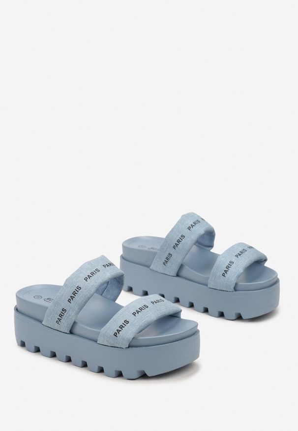 Renee - Jasnoniebieskie Klapki z Paskami z Napisami na Grubej Podeszwie Savena. Kolor: niebieski. Wzór: napisy