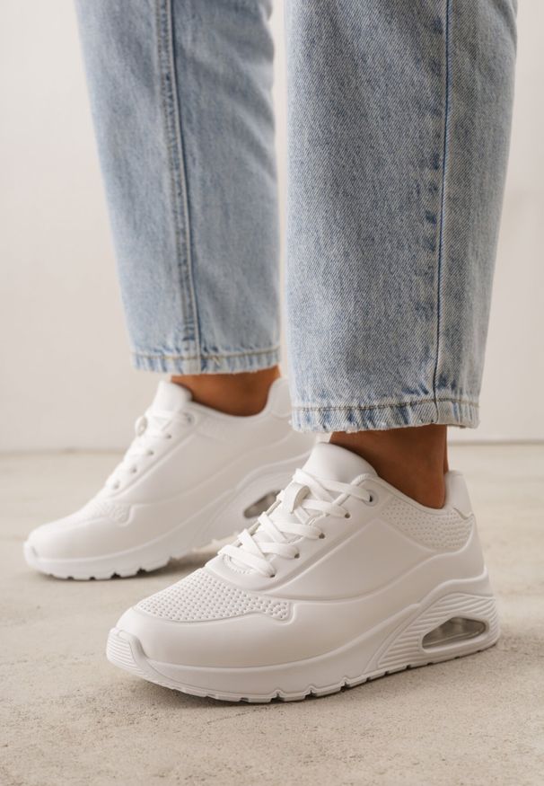 Born2be - Białe Sneakersy na Grubej Podesziwe Ozdobione Przezroczystą Wstawką Riosanna. Okazja: na spacer, na co dzień. Kolor: biały. Materiał: jeans. Wzór: aplikacja. Sport: turystyka piesza