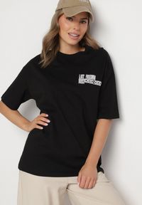 Born2be - Czarna Koszulka T-shirt z Ozdobnym Napisem i Nadrukiem na Plecach Ballis. Kolor: czarny. Materiał: jeans. Wzór: napisy, nadruk #3