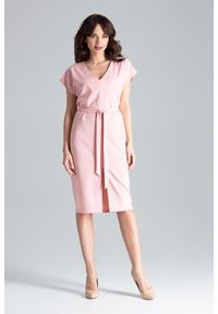 Lenitif - Elegancka sukienka z kimonowym rękawem i paskiem różowa. Okazja: do pracy, na co dzień. Kolor: różowy. Długość rękawa: krótki rękaw. Typ sukienki: proste. Styl: elegancki #1