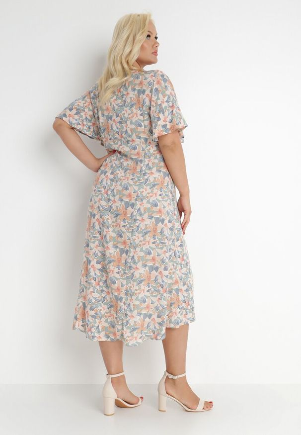 Born2be - Jasnozielona Sukienka z Wiskozy Hermereia. Kolekcja: plus size. Kolor: zielony. Materiał: wiskoza. Długość rękawa: krótki rękaw. Wzór: aplikacja, kwiaty. Typ sukienki: dla puszystych, kopertowe. Styl: retro. Długość: midi