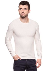 Wrangler - MĘSKI SWETER WRANGLER PIQUE CREW KNIT IVORY W8616PTIV 112132319. Materiał: bawełna, dzianina. Wzór: ze splotem