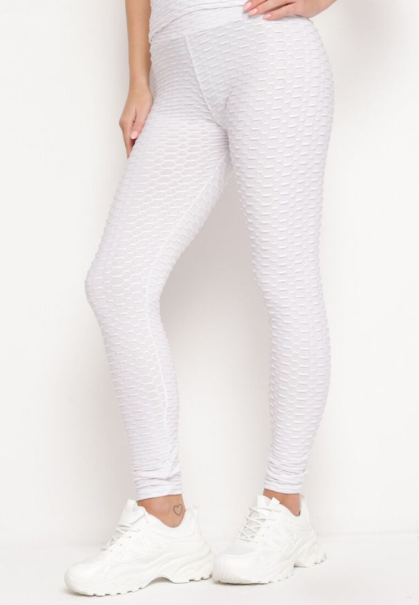 Born2be - Białe Legginsy Sportowe z Elastyczną Gumką i Tłoczonym Wzorem Ardisa. Okazja: na co dzień. Kolor: biały. Styl: sportowy