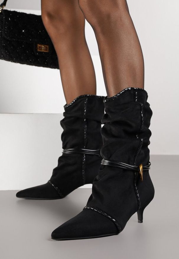 Renee - Czarne Botki na Kaczuszce Slouchy Ozdobione Metaliczną Aplikacją i Sznurkiem Avodvire. Okazja: na co dzień, na randkę. Kolor: czarny. Materiał: jeans. Wzór: aplikacja. Obcas: na szpilce. Styl: boho, klasyczny, casual, elegancki