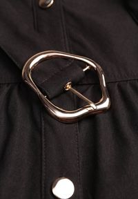 Renee - Czarna Sukienka Koszulowa Bez Rękawów z Paskiem i Metaliczną Klamrą Thespiphia. Okazja: na co dzień. Kolor: czarny. Długość rękawa: bez rękawów. Typ sukienki: koszulowe. Styl: casual, elegancki #3