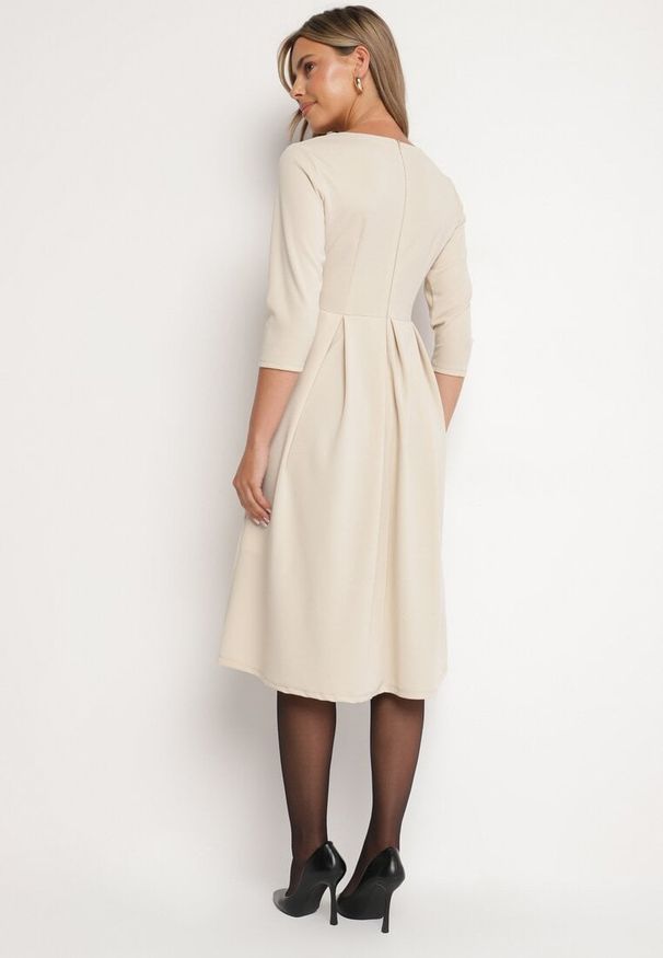 Born2be - Beżowa Rozkloszowana Sukienka z Rękawem 3/4 Nomiel. Okazja: na spotkanie biznesowe. Typ kołnierza: dekolt w kształcie V. Kolor: beżowy. Typ sukienki: rozkloszowane. Styl: klasyczny, elegancki, biznesowy