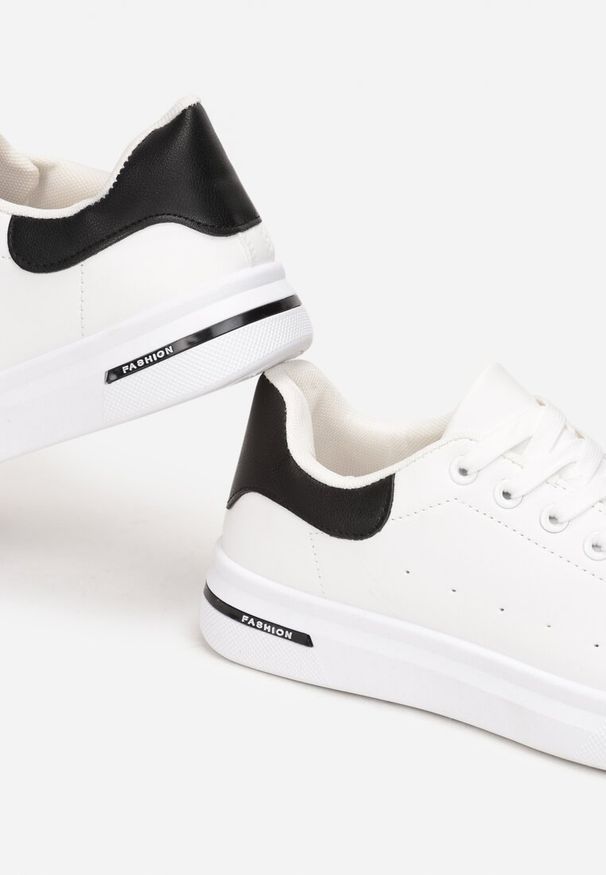 Renee - Biało-Czarne Wiązane Sneakersy na Płaskiej Podeszwie z Modną Wstawką Zanelih. Kolor: biały. Obcas: na płaskiej podeszwie