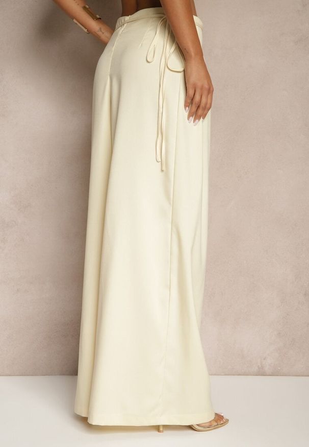 Renee - Żółte Spodnie o Szerokim Kroju High Waist z Kwiatem 3D Firalisse. Okazja: na co dzień. Stan: podwyższony. Kolor: żółty. Wzór: kwiaty. Styl: klasyczny, elegancki, casual