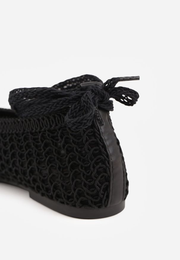 Born2be - Czarne Plecione Balerinki Vices z Aplikacją i Wiązaniem Erlemia. Okazja: na co dzień. Kolor: czarny. Wzór: aplikacja. Styl: elegancki, klasyczny, casual