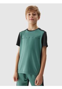 4f - Koszulka sportowa szybkoschnąca chłopięca - zielona. Kolor: zielony. Materiał: elastan, materiał, włókno, syntetyk, dzianina. Długość rękawa: krótki rękaw. Długość: krótkie. Wzór: nadruk, gładki, ze splotem. Sport: bieganie, fitness