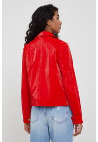 Desigual kurtka damska kolor czerwony przejściowa. Okazja: na co dzień. Kolor: czerwony. Materiał: materiał. Wzór: gładki. Styl: casual