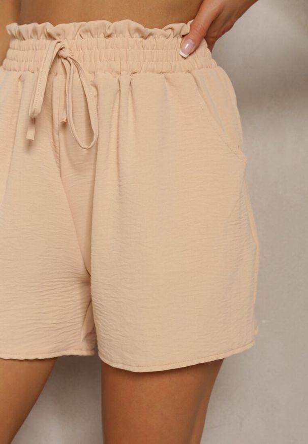 Renee - Beżowe Casualowe Szorty Bermudy High Waist Wykończone Gumką w Pasie Otanea. Okazja: na co dzień. Stan: podwyższony. Kolor: beżowy. Styl: casual