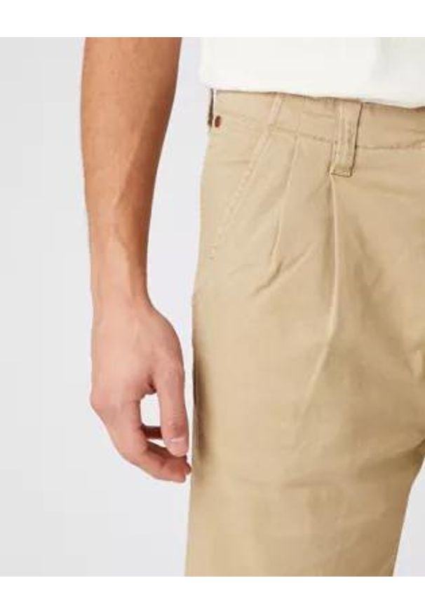 Wrangler - MĘSKIE SPODNIE MATERIAŁOWE WRANGLER CASEY PLEATED CHINO SADDLE W15L50327 112141177. Materiał: materiał