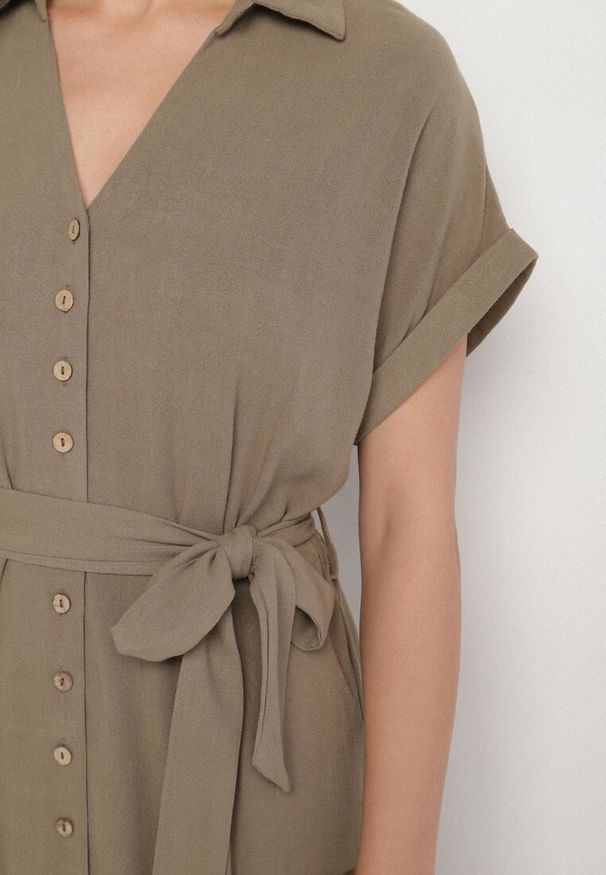Born2be - Ciemnozielona Sukienka Koszulowa z Wiskozy i Lnu Wiązana w Talii z Kieszeniami Efrasira. Okazja: na co dzień. Kolor: zielony. Materiał: len, wiskoza. Typ sukienki: koszulowe. Styl: casual, elegancki