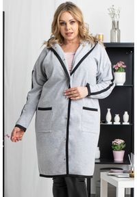 KARKO - Płaszcz jesienny dzianinowy z kapturem LATOSZKA szary. Okazja: na spotkanie biznesowe, na co dzień. Typ kołnierza: kaptur. Kolekcja: plus size. Kolor: szary. Długość: do kolan. Wzór: aplikacja. Materiał: dzianina. Długość rękawa: długi rękaw. Sezon: jesień. Styl: biznesowy, sportowy, casual #1