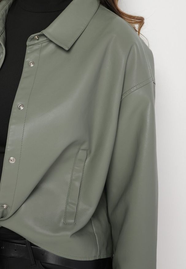 Born2be - Zielona Kurtka z Ekoskóry w Stylu Koszuli z Wiązaniem na Napy Braleth. Okazja: na co dzień. Kolor: zielony. Materiał: jeans. Długość rękawa: długi rękaw. Długość: długie. Styl: casual, elegancki, młodzieżowy