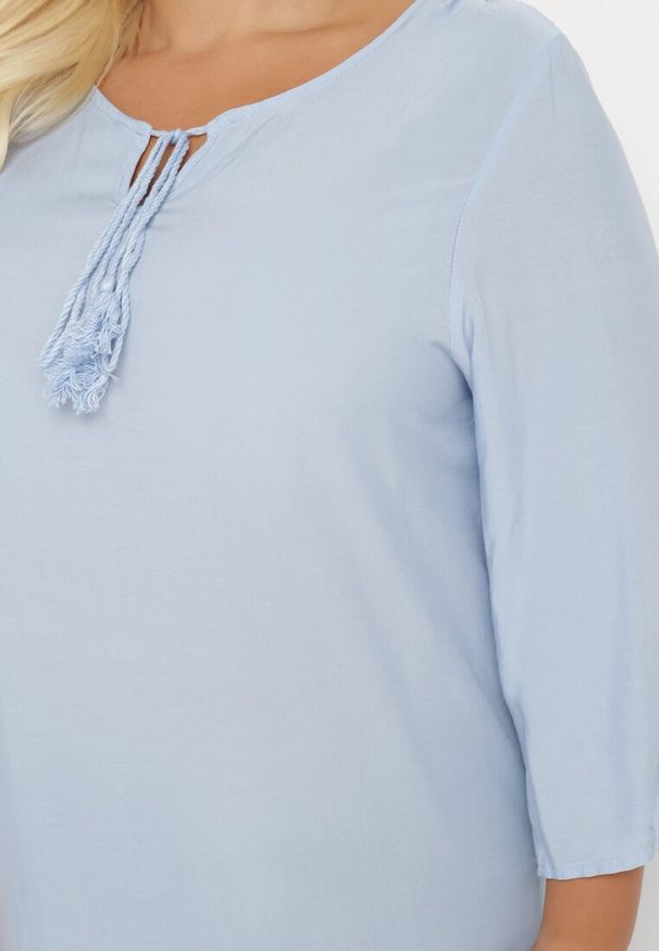Born2be - Jasnoniebieska Wiązana Tunika Ozdobiona Troczkami Eviras. Okazja: na co dzień. Kolor: niebieski. Materiał: jeans, skóra. Wzór: aplikacja. Styl: elegancki, casual