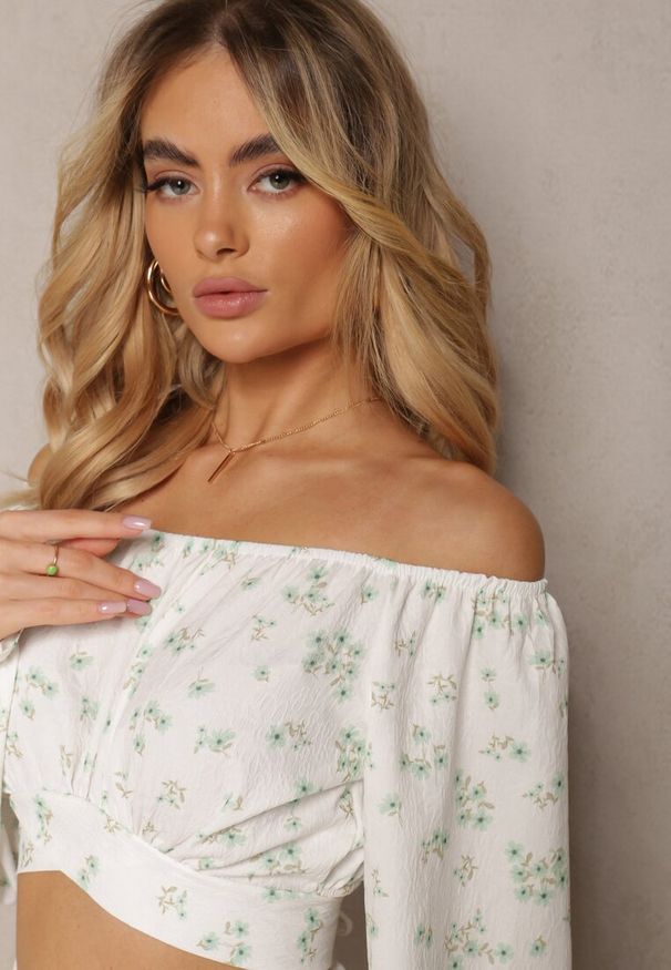 Renee - Biało-Zielona Boho Bluzka z Bufiastymi Rękawami Wiązana na Dole w Kwiaty Darinafa. Kolor: biały. Wzór: kwiaty. Styl: boho