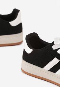 Born2be - Czarno-Białe Sneakersy z Ozdobnymi Paskami Rilanira. Okazja: na co dzień. Zapięcie: pasek. Kolor: czarny. Materiał: jeans. Wzór: paski