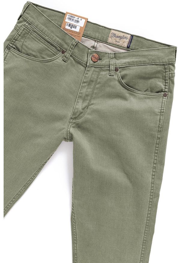 Wrangler - WRANGLER SPODNIE MĘSKIE GREENSBORO DUSTY OLIVE W15QBB65M 112126860. Materiał: materiał