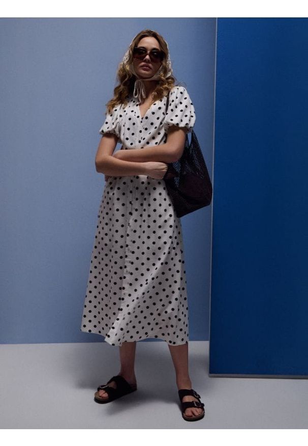 Sinsay - Sukienka midi w grochy z wiskozą i domieszką lnu - wielobarwny. Materiał: wiskoza, len. Wzór: grochy. Długość: midi