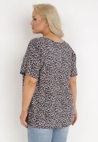 Born2be - Czarna Bluzka z Wiskozy Maerelaia. Kolekcja: plus size. Kolor: czarny. Materiał: wiskoza. Długość: krótkie. Wzór: kwiaty. Sezon: lato #4