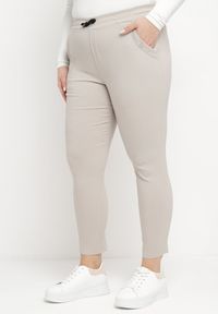 Born2be - Jasnobeżowe Spodnie z Nogawkami 7/8 i Kieszeniami Gavotta. Okazja: na co dzień. Kolekcja: plus size. Kolor: beżowy. Materiał: satyna. Styl: casual, elegancki