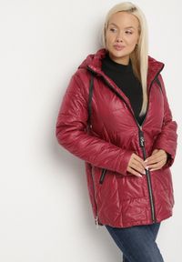 Born2be - Fuksjowa Pikowana Kurtka Ozdobiona Pikowaniem z Odpinanym Kapturem Falerosa. Okazja: na spacer, na co dzień. Kolekcja: plus size. Kolor: różowy. Materiał: jeans. Wzór: aplikacja. Styl: casual #1