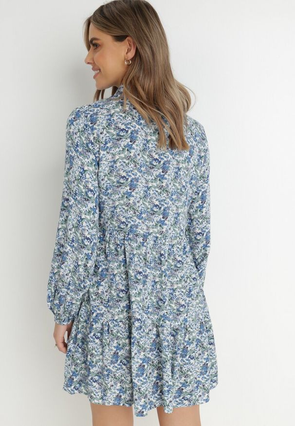 Born2be - Biało-Niebieska Sukienka Caeathe. Kolor: niebieski. Wzór: aplikacja, kwiaty. Typ sukienki: koszulowe. Styl: klasyczny. Długość: mini