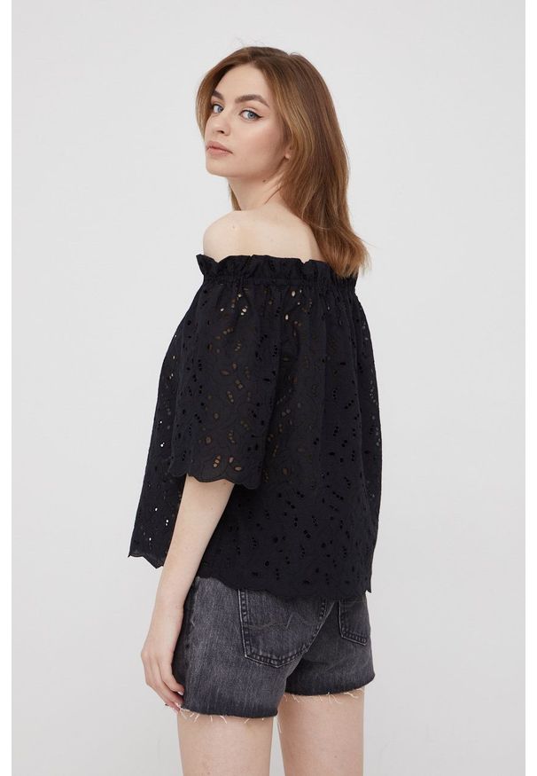 Pennyblack bluzka damska kolor czarny gładka. Okazja: na co dzień. Typ kołnierza: dekolt hiszpanka. Kolor: czarny. Materiał: tkanina. Wzór: gładki. Styl: casual