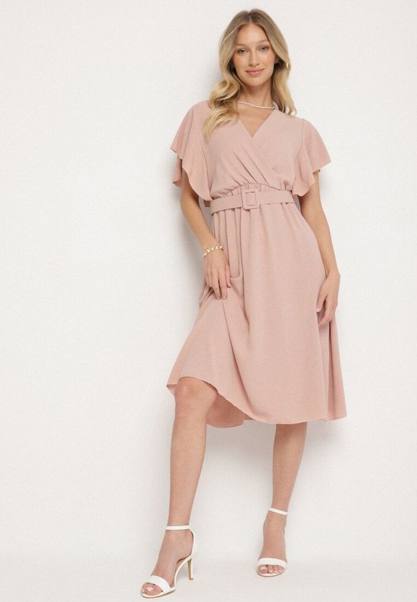 Born2be - Jasnoróżowa Sukienka z Kopertowym Dekoltem i Paskiem Sizuee. Kolor: różowy. Typ sukienki: kopertowe