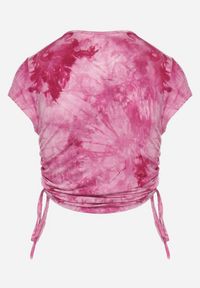Born2be - Fuksjowy T-shirt Tie-Dye z Wiskozy o Krótkim Fasonie Haliarissa. Okazja: na co dzień. Kolor: różowy. Materiał: wiskoza. Długość: krótkie. Styl: casual #6