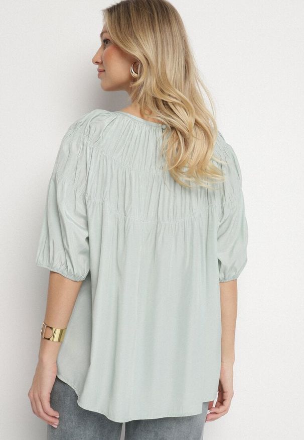Born2be - Miętowa Bluzka z Ozdobnymi Marszczeniami i Rękawami w Gumkę z Wiskozą Wenessa. Okazja: na spacer. Kolor: zielony. Materiał: wiskoza. Sezon: wiosna. Styl: klasyczny
