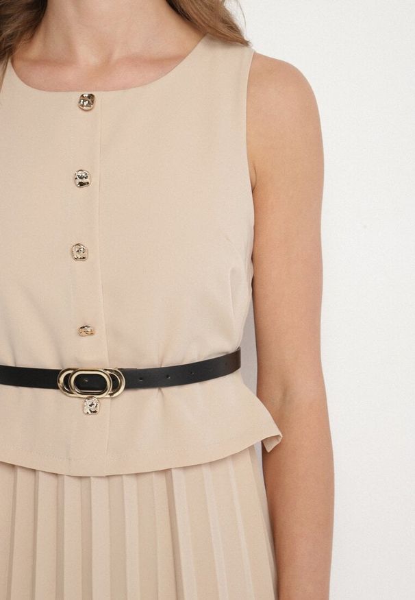 Born2be - Ciemnobeżowa Sukienka Bez Rękawów z Plisami i Paskiem z Klamrą Iffale. Okazja: na spacer, na co dzień. Kolor: beżowy. Długość rękawa: bez rękawów. Styl: casual, klasyczny