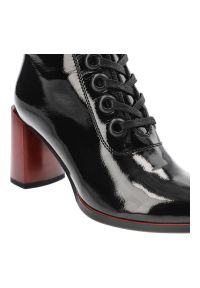 Czarne Botki S.Barski Damskie Buty Na Obcasie. Okazja: na co dzień. Zapięcie: pasek. Kolor: czarny. Materiał: skóra ekologiczna, lakier. Szerokość cholewki: normalna. Obcas: na obcasie. Styl: klasyczny, casual, elegancki. Wysokość obcasa: średni #5