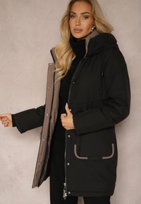 Renee - Czarna Kurtka Parka ze Ściągaczami w Talii i Kapturem Zdobiona Zawieszką Zeriena. Okazja: na co dzień. Kolor: czarny. Materiał: jeans. Długość rękawa: długi rękaw. Długość: długie. Wzór: aplikacja. Styl: casual, elegancki