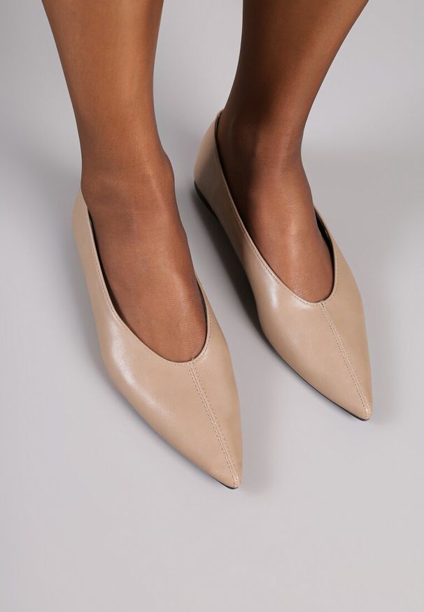 Renee - Ciemnobeżowe Balerinki Vices z Noskiem w Szpic i Skórzaną Wkładką Belviie. Okazja: na co dzień, na randkę. Kolor: beżowy. Materiał: skóra. Obcas: na płaskiej podeszwie. Styl: casual, elegancki