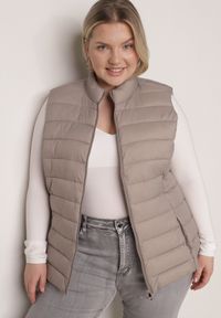 Born2be - Beżowa Pikowana Kamizelka Przejściowa ze Stójką Edanwen. Typ kołnierza: kołnierzyk stójkowy. Kolekcja: plus size. Kolor: beżowy. Materiał: jeans, nylon. Styl: klasyczny #8