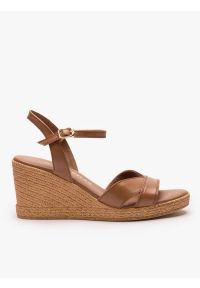 Ryłko - Brązowe sandały na koturnie. Nosek buta: okrągły. Zapięcie: sprzączka. Kolor: brązowy. Materiał: skóra. Obcas: na koturnie. Styl: street #1