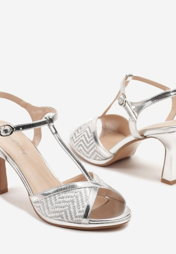 Born2be - Srebrne Sandały na Obcasie z Tweedowymi Zdobieniami i Klamerką Tillilora. Okazja: na co dzień. Kolor: srebrny. Wzór: aplikacja. Obcas: na obcasie. Styl: wizytowy, casual, elegancki. Wysokość obcasa: średni