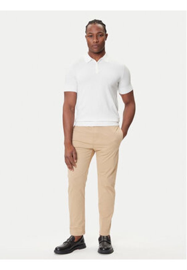 Hugo - HUGO Chinosy David251D 50530886 Beżowy Slim Fit. Kolor: beżowy. Materiał: bawełna