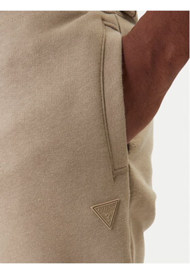 Guess Spodnie dresowe Z2YB22 K9V31 Beżowy Regular Fit. Kolor: beżowy. Materiał: bawełna