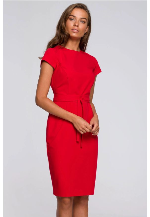 Sukienki.shop - Sukienka ołówkowa z modelującymi przeszyciami czerwona. Okazja: na spotkanie biznesowe, do pracy, na komunię. Kolor: czarny, niebieski, czerwony. Długość rękawa: krótki rękaw. Typ sukienki: ołówkowe. Styl: biznesowy, klasyczny, elegancki, wizytowy