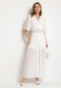 Born2be - Biały Plisowany Kombinezon o Kopertowym Kroju z Gumką w Talii Ameddie. Okazja: na co dzień. Kolor: biały. Styl: elegancki, casual
