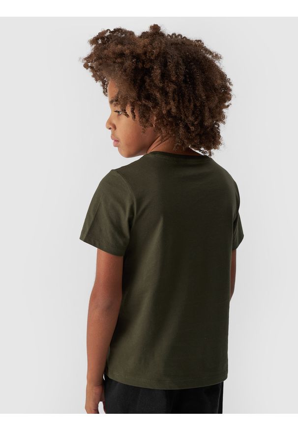 4f - 4F T-shirt gładki chłopięcy - khaki 134 (8-9 lat). Okazja: na co dzień. Kolor: wielokolorowy, oliwkowy, brązowy. Materiał: dzianina, jersey, bawełna. Długość rękawa: krótki rękaw. Długość: krótkie. Wzór: gładki. Sezon: lato. Styl: casual, sportowy
