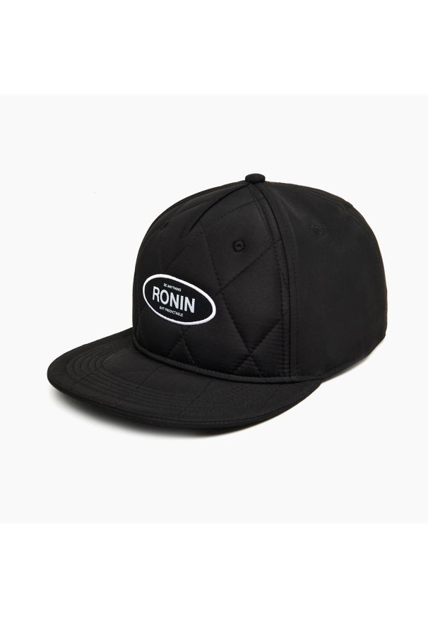 Cropp - Pikowana czapka z daszkiem Ronin - Czarny. Kolor: czarny. Wzór: aplikacja