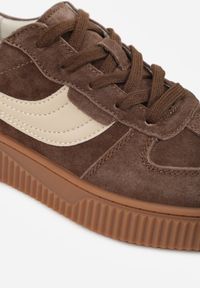 Renee - Ciemnobrązowe Sneakersy Kultowe Tenisówki z Zamszu Naturalnego ze Skórzaną Wkładką Rionae. Okazja: na co dzień, na randkę. Kolor: brązowy. Materiał: zamsz, skóra #7
