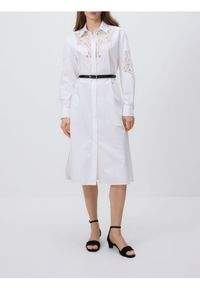 Reserved - Sukienka midi z paskiem - biały. Kolor: biały. Materiał: bawełna. Typ sukienki: proste. Długość: midi #1