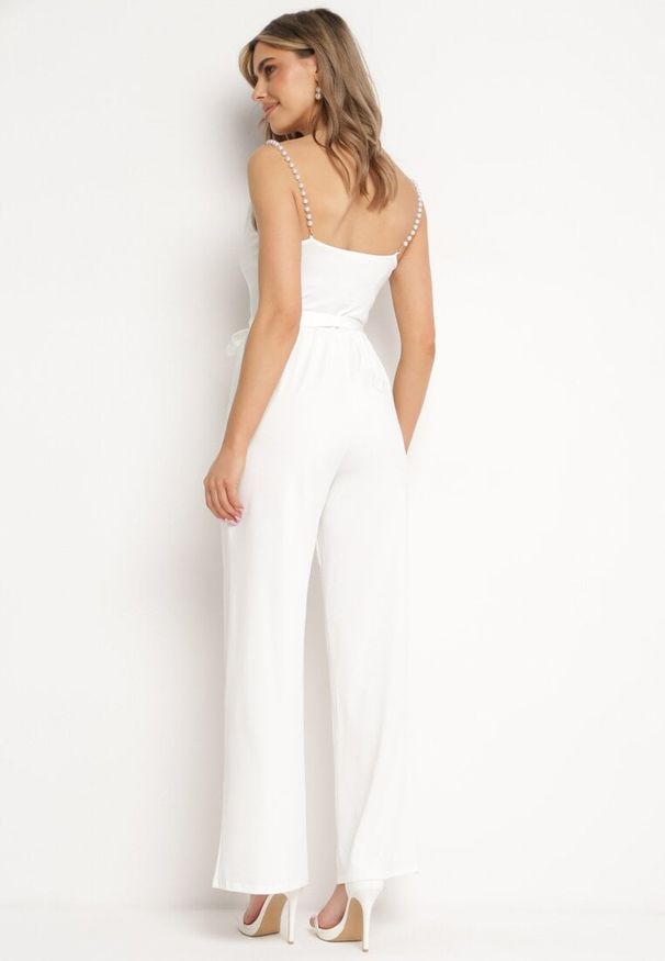 Born2be - Biały Kombinezon na Ozdobnych Ramiączkach z Gumką w Pasie i Materiałowym Paskiem Cinna. Kolor: biały. Materiał: materiał. Długość rękawa: na ramiączkach. Styl: klasyczny