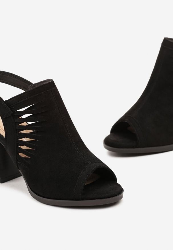 Renee - Czarne Sandały Peep Toe na Słupku z Ozdobnymi Wycięciami i Sprzączką Riavia. Nosek buta: otwarty. Zapięcie: sprzączka. Kolor: czarny. Materiał: materiał. Obcas: na słupku. Wysokość obcasa: średni